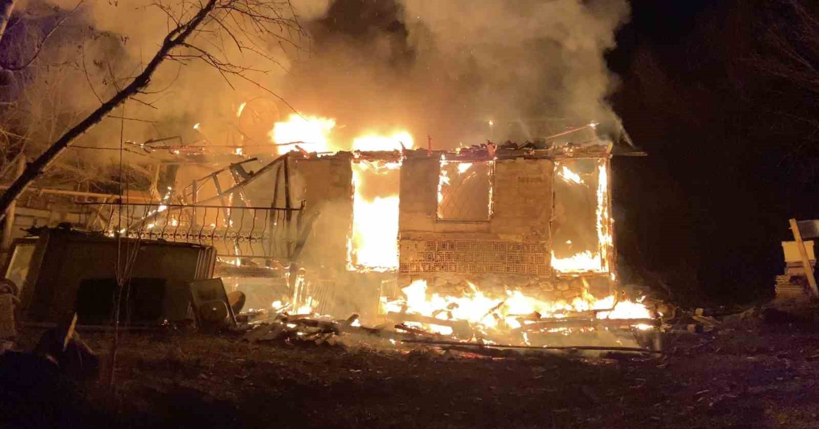 &Ccedil;orum&rsquo;da &ccedil;ıkan yangın ev ve depoyu kullanılamaz hale getirdi
