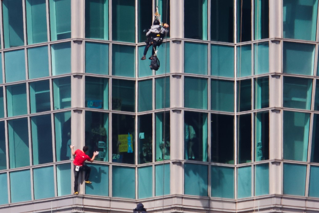 ABD'li sporcu Honnold'dan Tayvan'ın en y&uuml;ksek binasına halatsız tırmanış