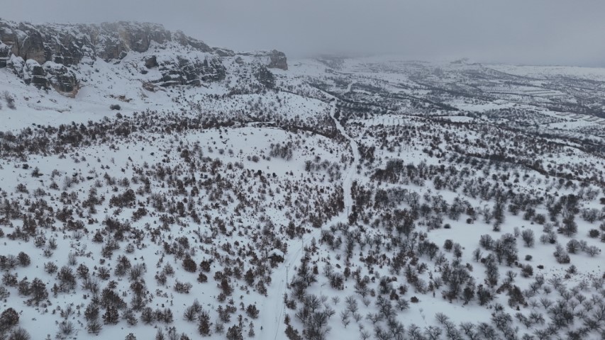 Milyonlarca yıllık vadi beyaza b&uuml;r&uuml;nd&uuml;
