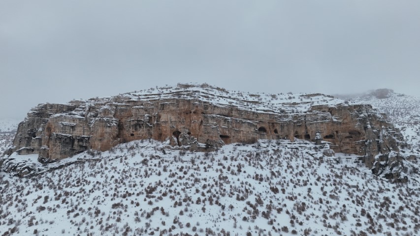 Milyonlarca yıllık vadi beyaza b&uuml;r&uuml;nd&uuml;