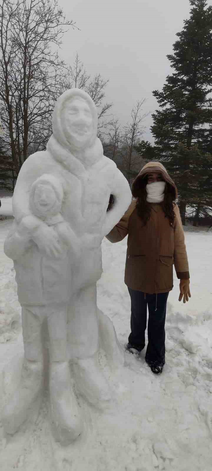 Uludağ’da kardan heykel sanat eserini aratmadı