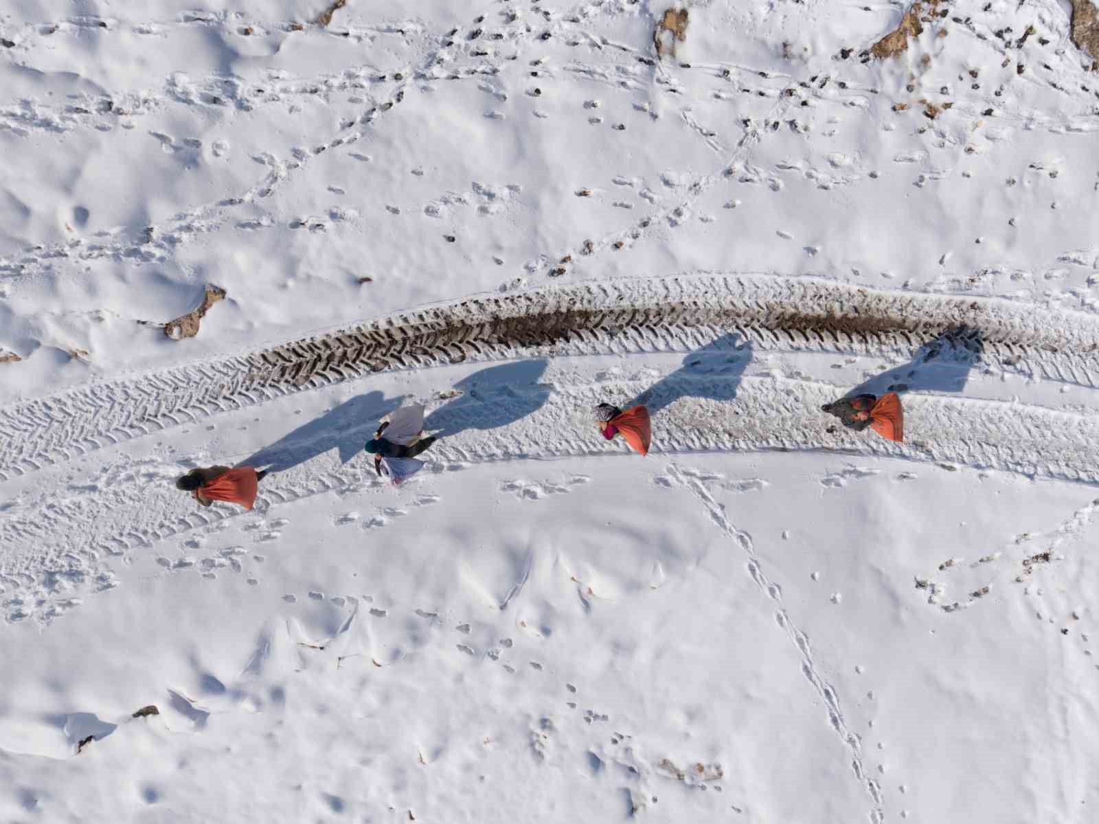 Mazıdağı&rsquo;nın karlı yollarında zorlu mesai: Kadınlar sırtlarında saman taşıyarak kışa meydan okuyor
