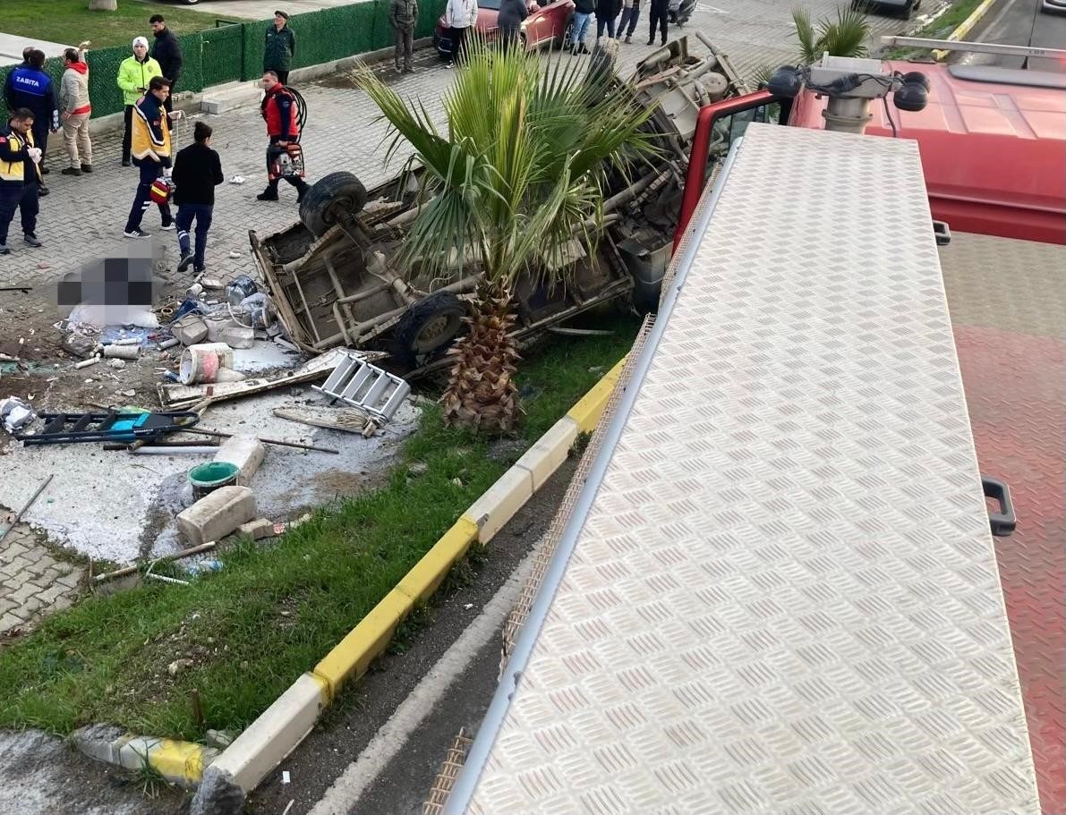 Edremit&rsquo;te kamyonet bariyerlere girdi: 2 &ouml;l&uuml;, 1 yaralı
