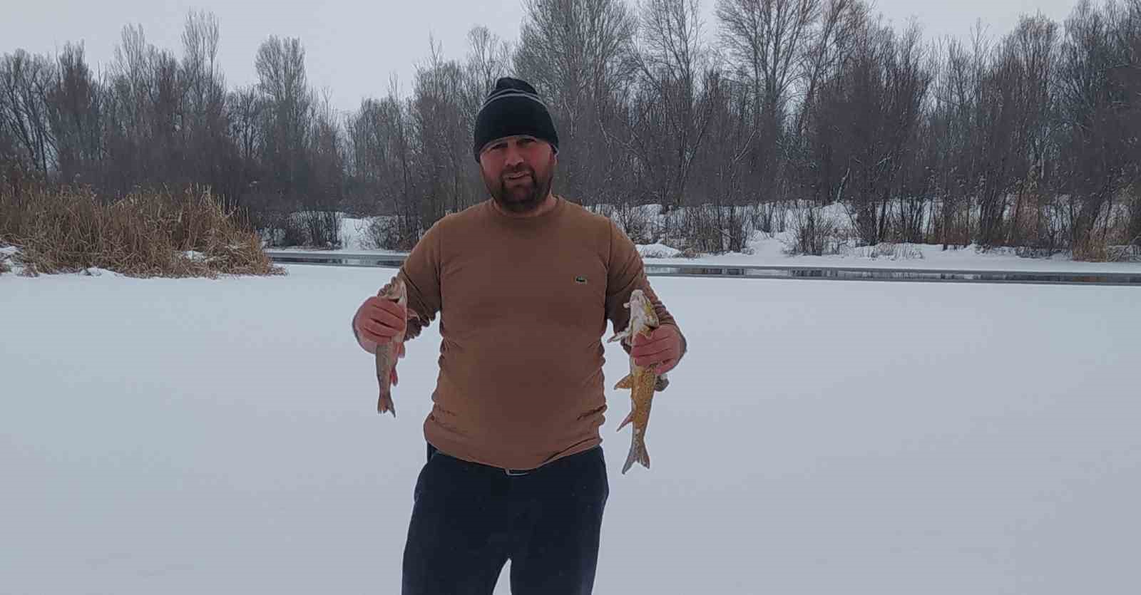 T&uuml;rkiye&rsquo;nin en uzun nehri dondu, &uuml;zerinde eskimo us&uuml;l&uuml; balık avladılar
