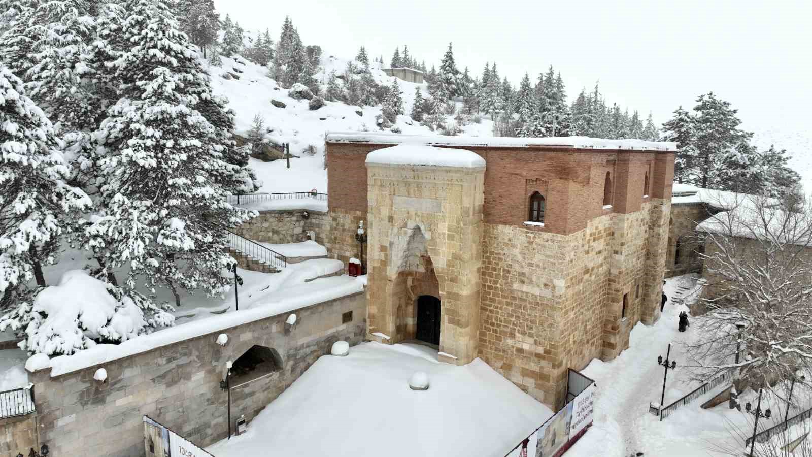 Torununu kızakla &ccedil;ekerek antrenman yapıyor
