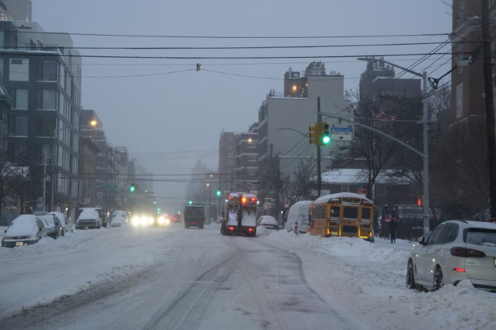 ABD'de kar fırtınası kabusu s&uuml;r&uuml;yor: En az 13 bin u&ccedil;uş iptal edildi, 953 bin kişi elektriksiz kaldı