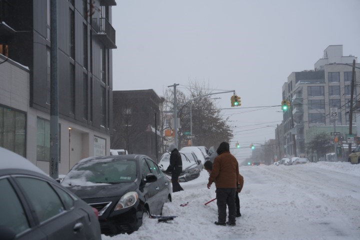 ABD'de kar fırtınası kabusu s&uuml;r&uuml;yor: En az 13 bin u&ccedil;uş iptal edildi, 953 bin kişi elektriksiz kaldı