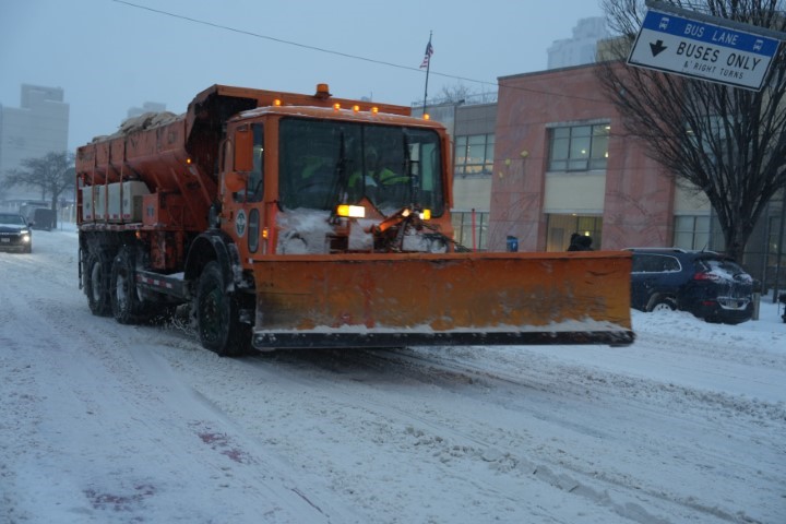 ABD'de kar fırtınası kabusu s&uuml;r&uuml;yor: En az 13 bin u&ccedil;uş iptal edildi, 953 bin kişi elektriksiz kaldı