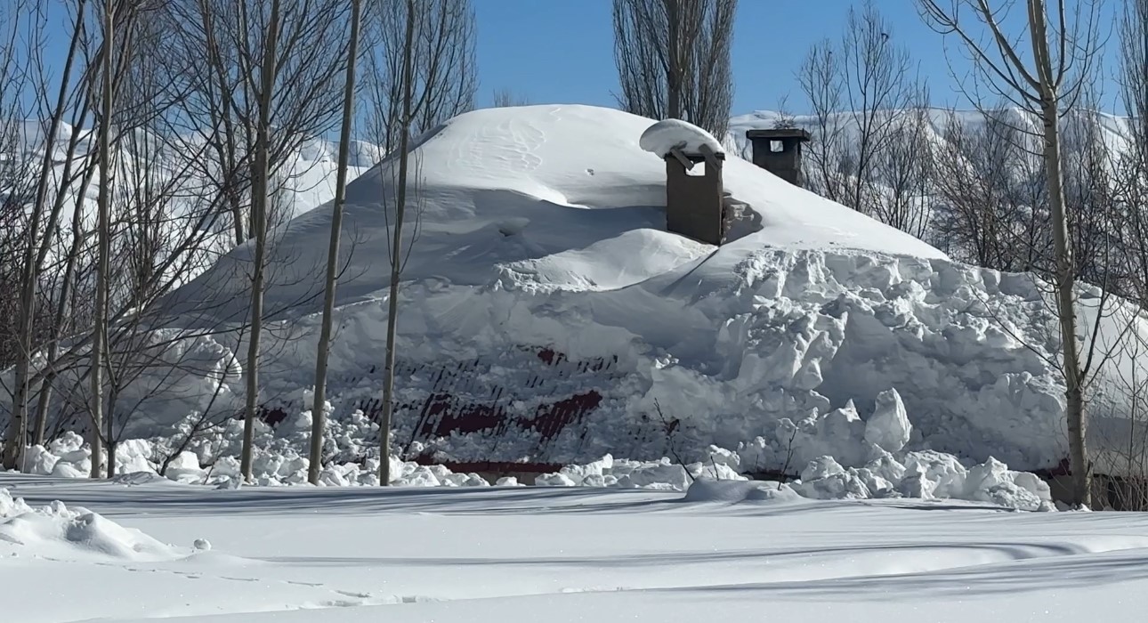 Y&uuml;ksekova&rsquo;da buz sarkıtları 3 metreyi aştı
