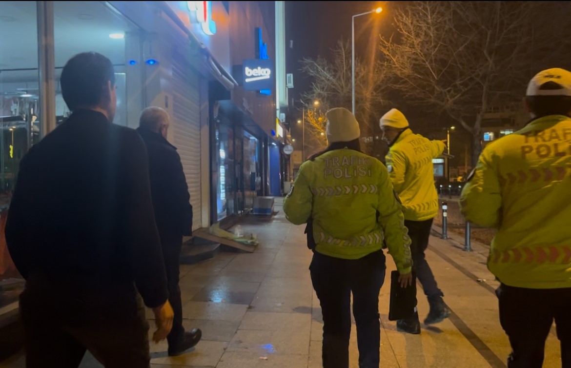 Polise yakalanan alkoll&uuml; s&uuml;r&uuml;c&uuml;: "Direksiyonda ağabeyim vardı"
