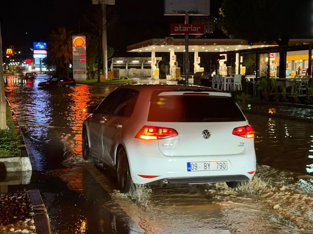 Kuşadası&rsquo;nda sağanak yağış yolları g&ouml;le &ccedil;evirdi