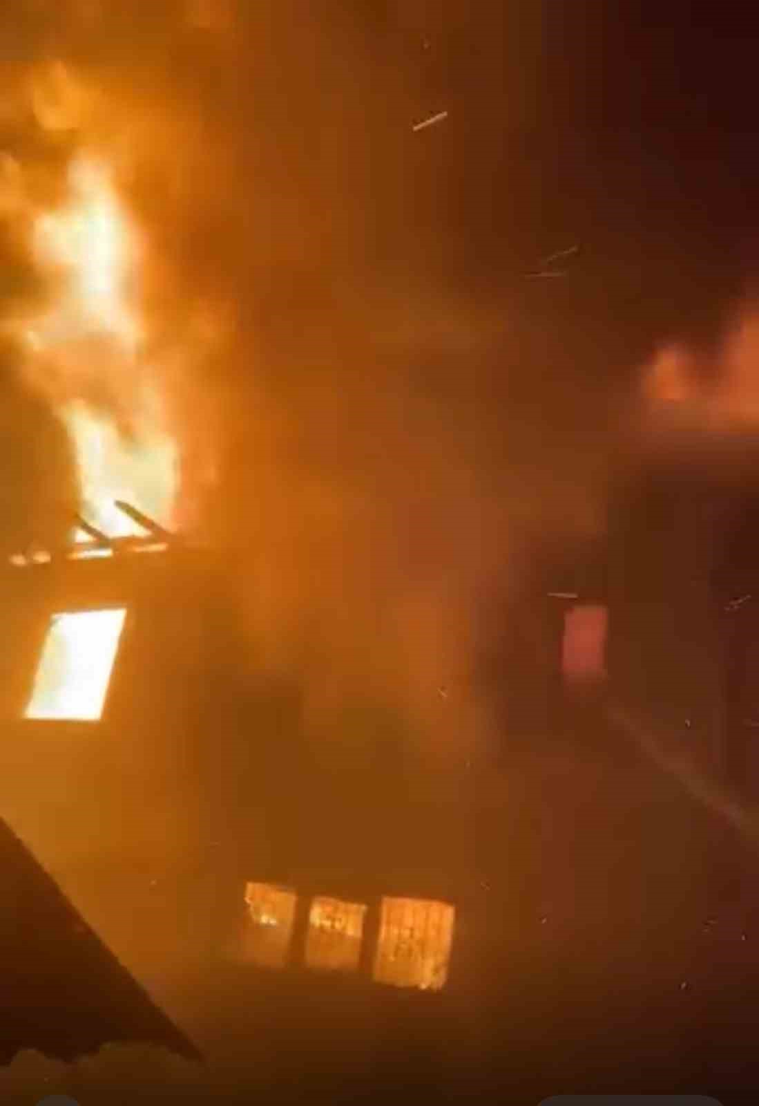 Muhtara ait iki katlı ev alevlere teslim oldu
