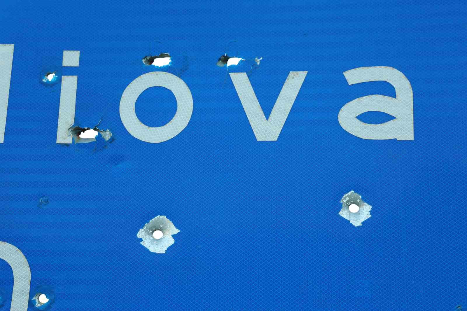 Aydın&rsquo;da trafik levhaları kurşunların hedefi oldu
