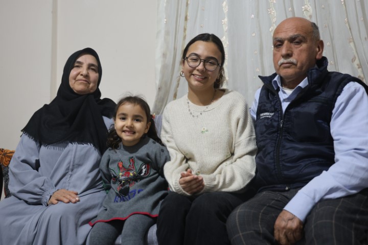 Depremde 3 evladını kaybeden acılı anne, &ccedil;ocuklarının kendine emaneti olan torunlarıyla hayata tutundu