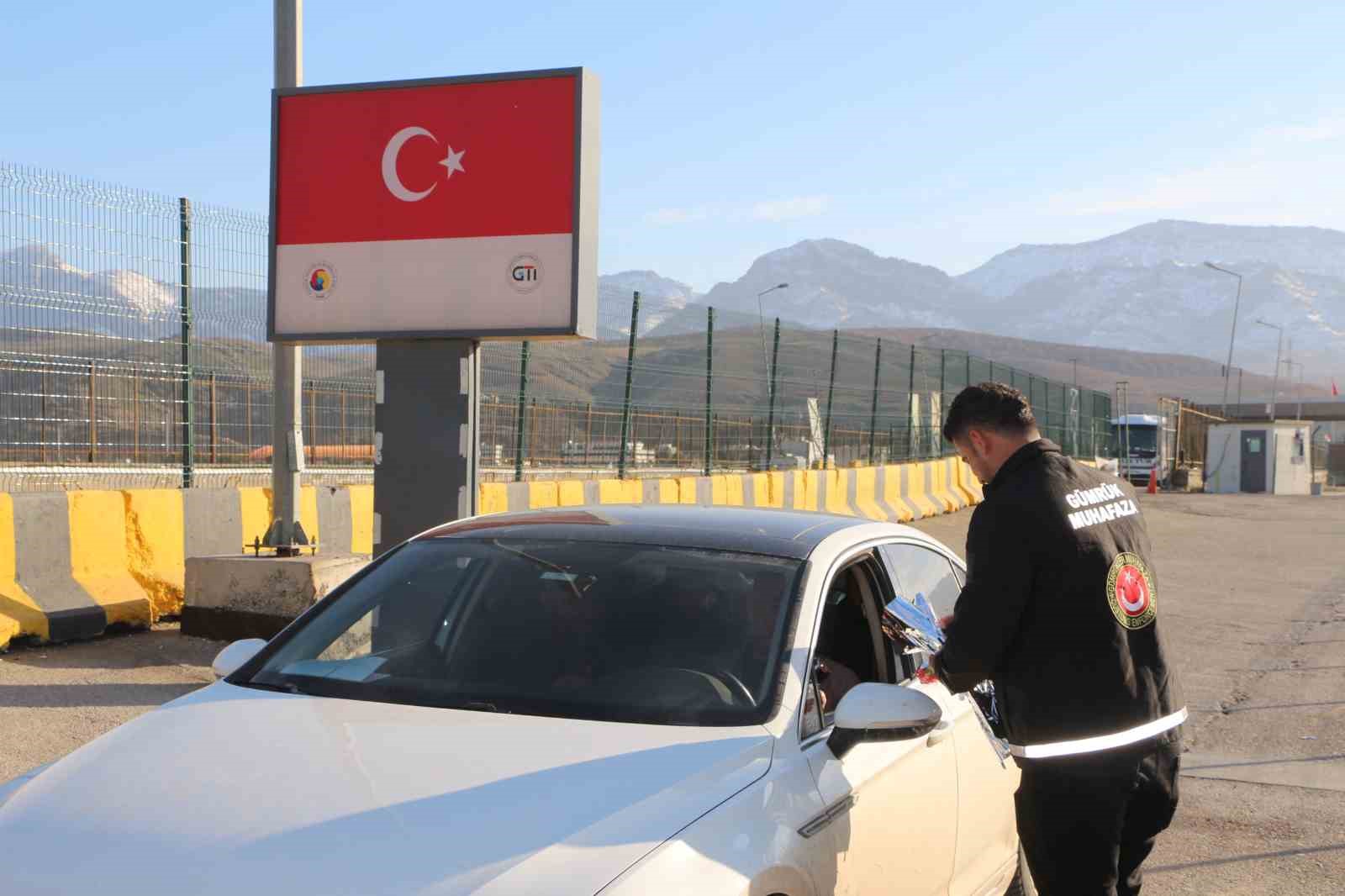 G&uuml;nde yaklaşık 10 bin kişinin kullandığı Habur, Irak ile ticarette ana ge&ccedil;iş noktası olmayı s&uuml;rd&uuml;r&uuml;yor
