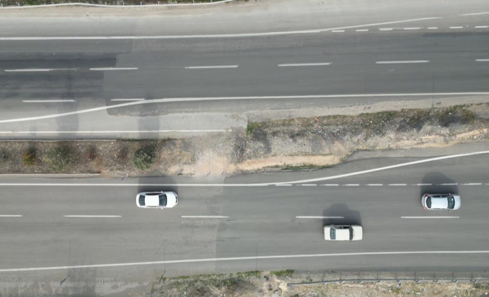 Kahramanmaraş&rsquo;ta depremde 7 metre kayan yol dikkat &ccedil;ekiyor