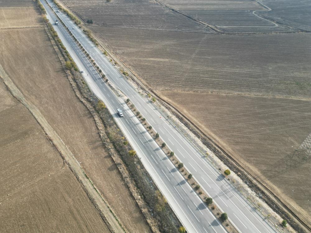 Kahramanmaraş&rsquo;ta depremde 7 metre kayan yol dikkat &ccedil;ekiyor