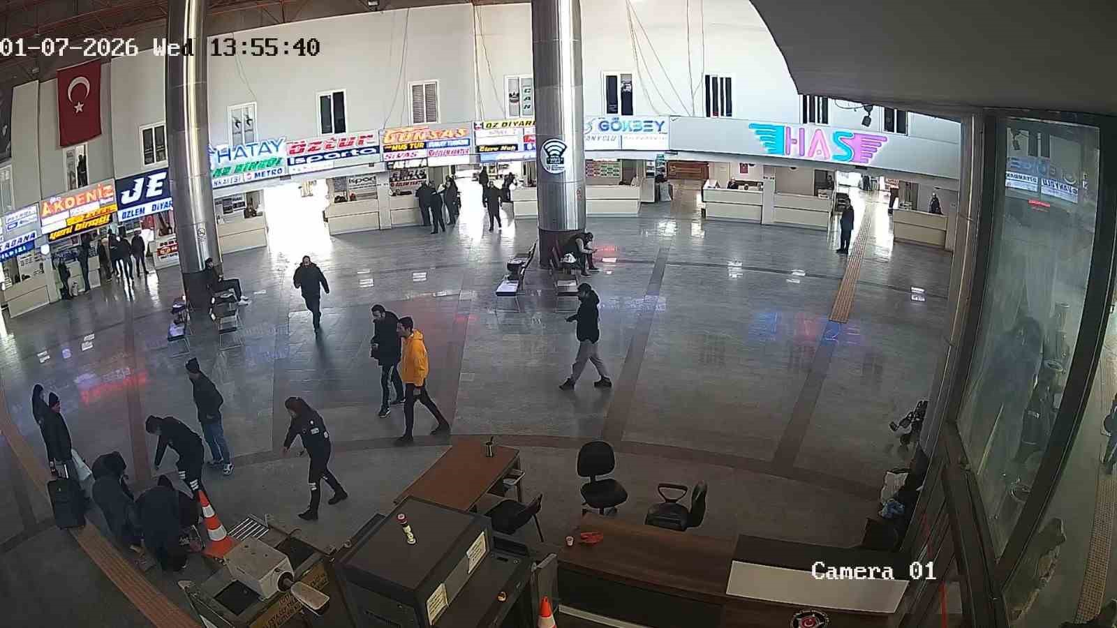 Otogarda bir anda yere yığılan kadına g&uuml;venlikten hayat kurtaran m&uuml;dahale
