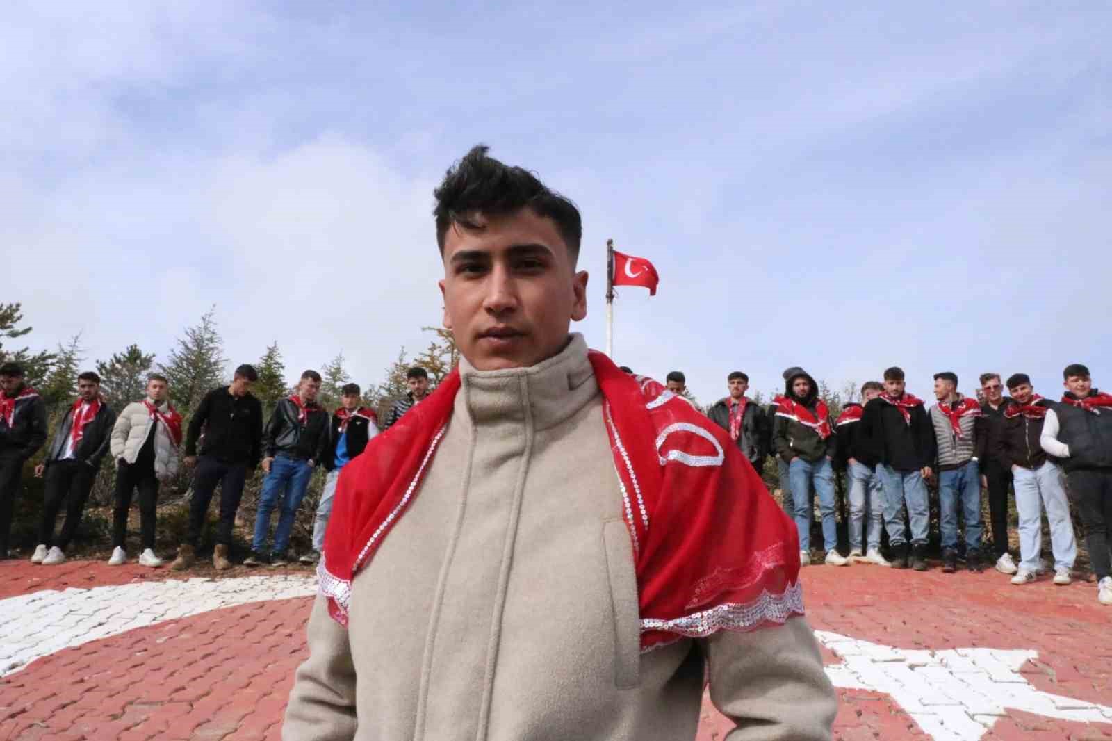 Asker adayları ilk n&ouml;betlerini k&ouml;ylerindeki bu tepede tutuyor
