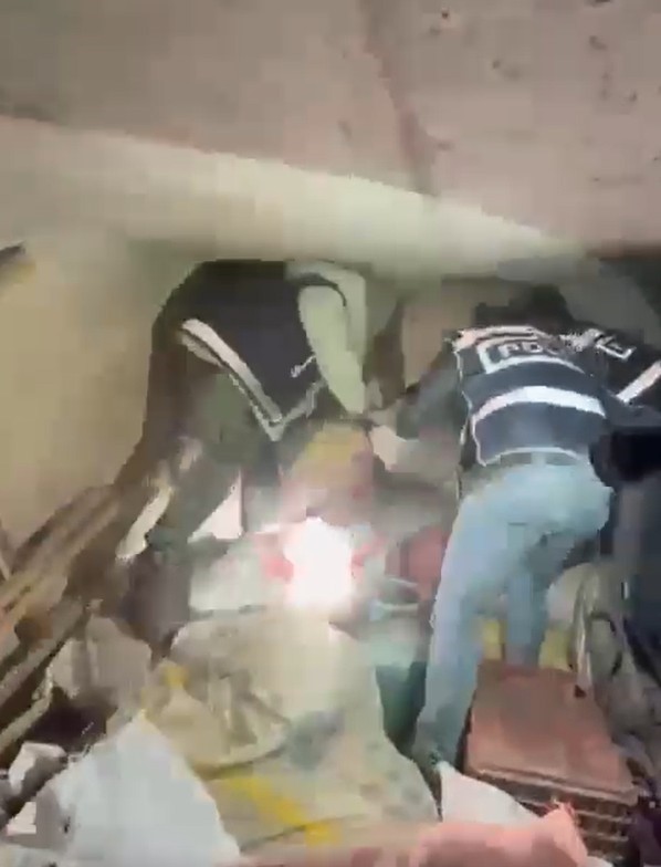 Gaziantep&rsquo;te evin bodrumundan 4 ruhsatsız silah &ccedil;ıktı
