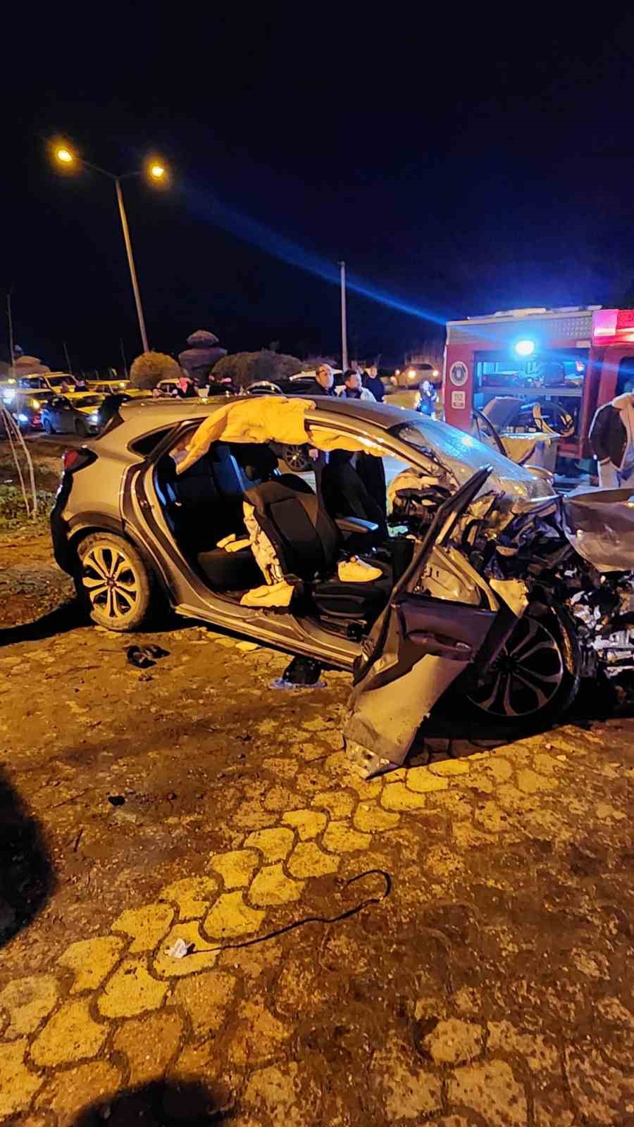 İki aracın kafa kafaya &ccedil;arpıştığı feci kazada can pazarı: 3 ağır yaralı
