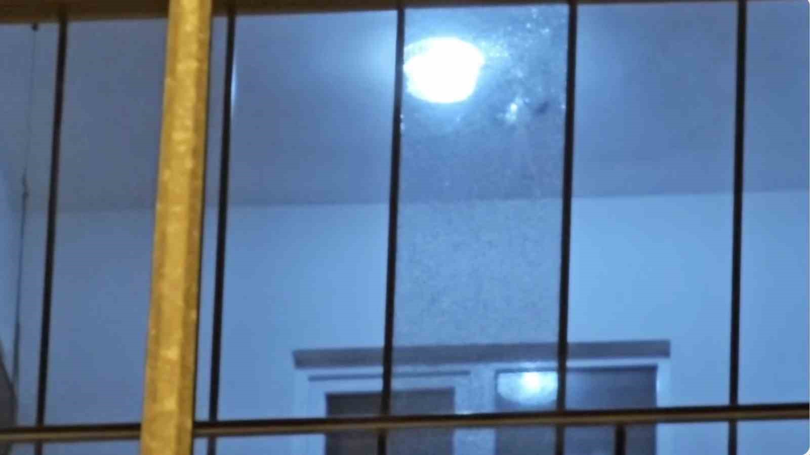 Sokakta rastgele tabancayla ateş eden maganda evin camına zarar verdi
