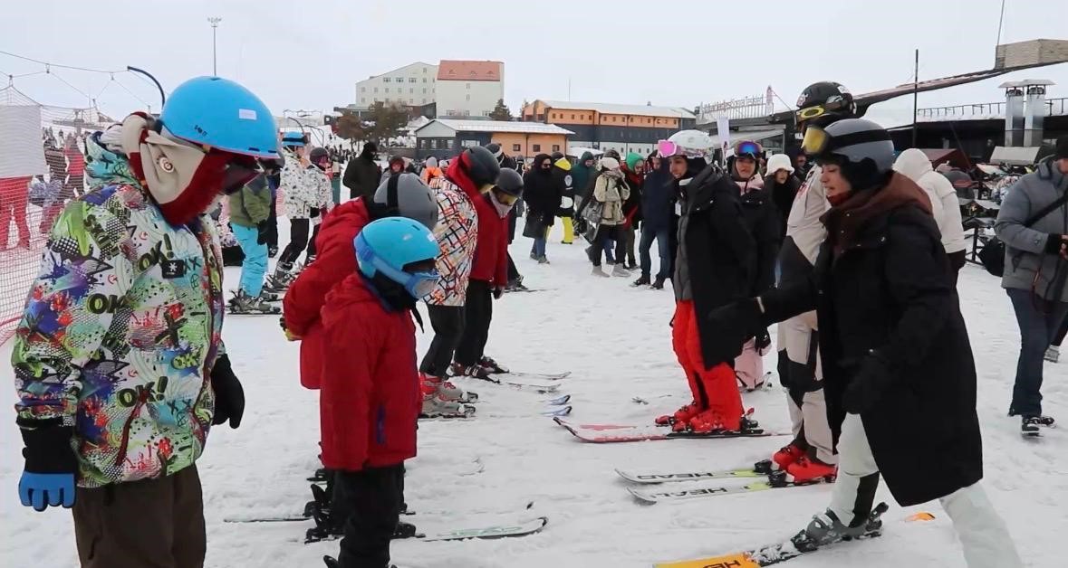 Erciyes&rsquo;te şehit &ccedil;ocuklarına kayak eğitimi
