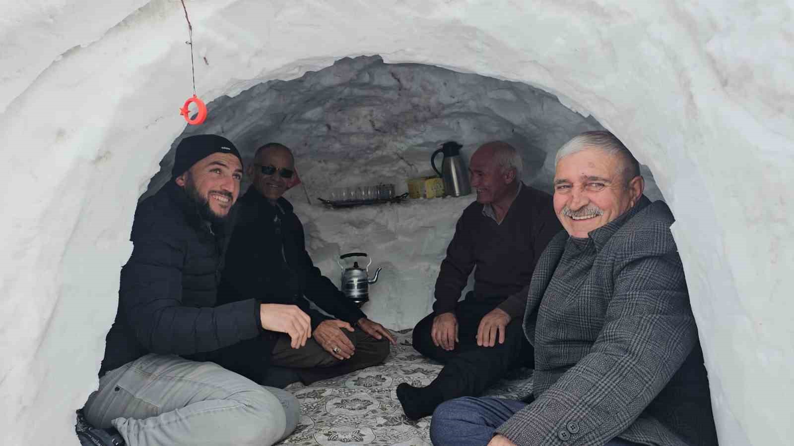 Adilcevaz&rsquo;da esnaf biriken kardan &ccedil;ay evi yaptı
