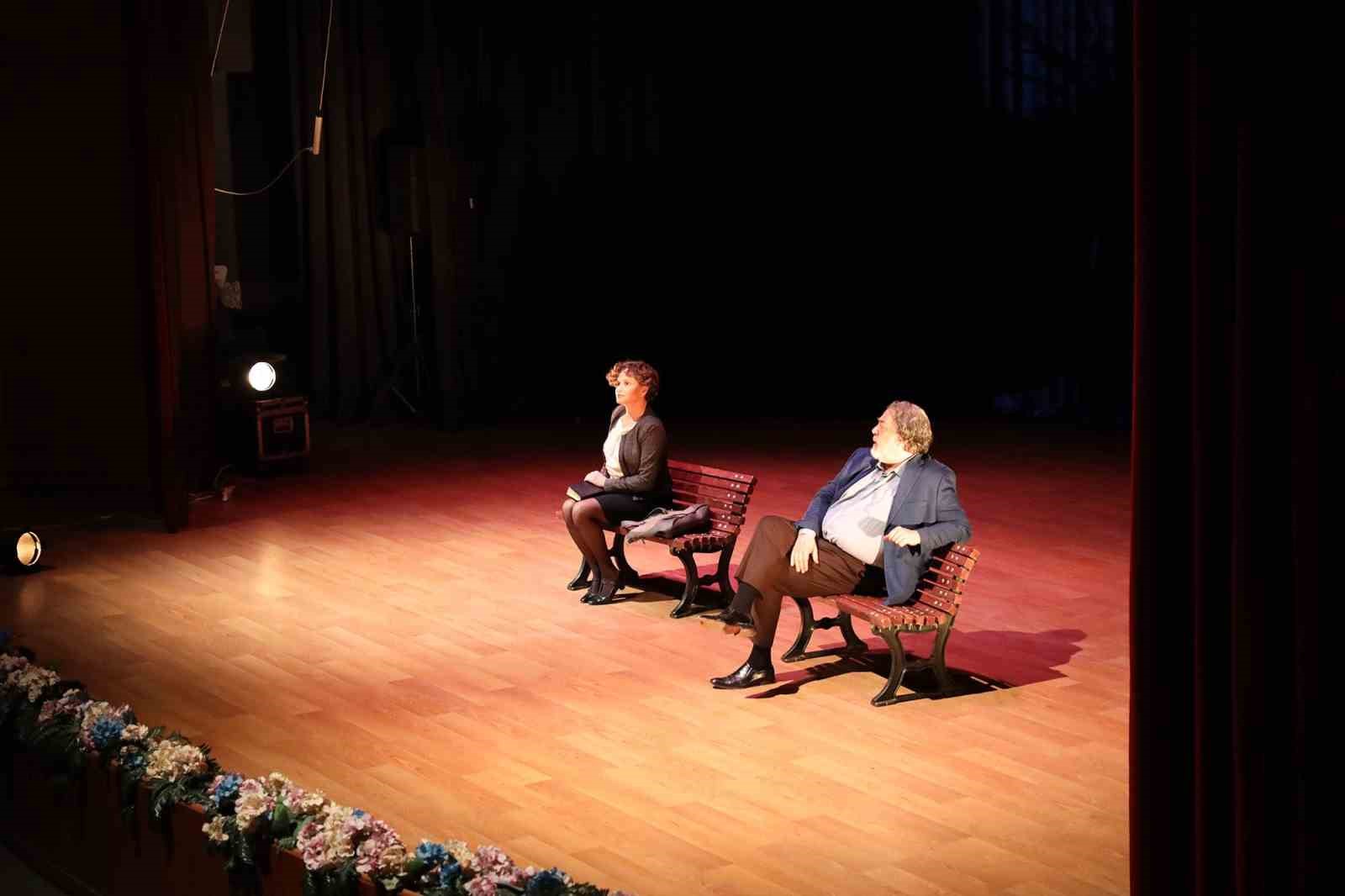 Sakarya&rsquo;da "G&uuml;ne Bakan Cam Kırıkları" oyunu sahnelendi
