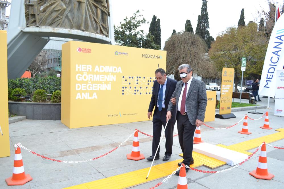 G&ouml;rme engelliler i&ccedil;in Bakırk&ouml;y&rsquo;de Empati Parkuru kuruldu