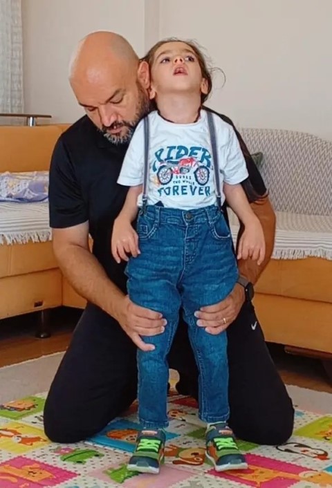 Grip sandılar, Boca vir&uuml;s&uuml; &ccedil;ıktı: 7 yaşındaki Kaan 4 yıldır yatağa mahkum yaşıyor