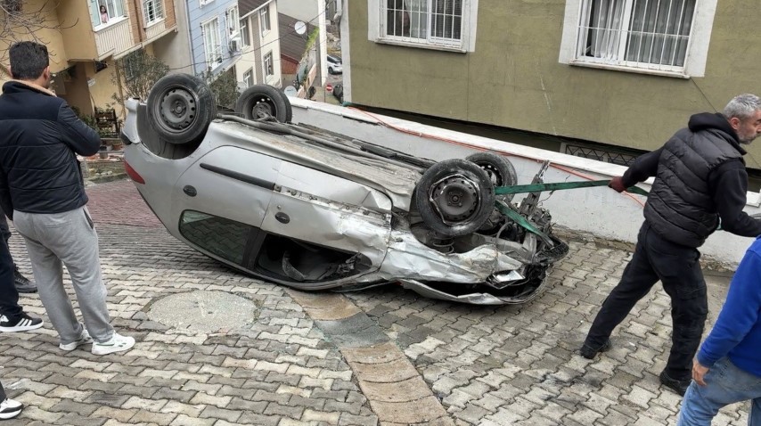 Kağıthane’de faciadan dönüldü: Doğal gaz kutusuna çarpan otomobil takla attı