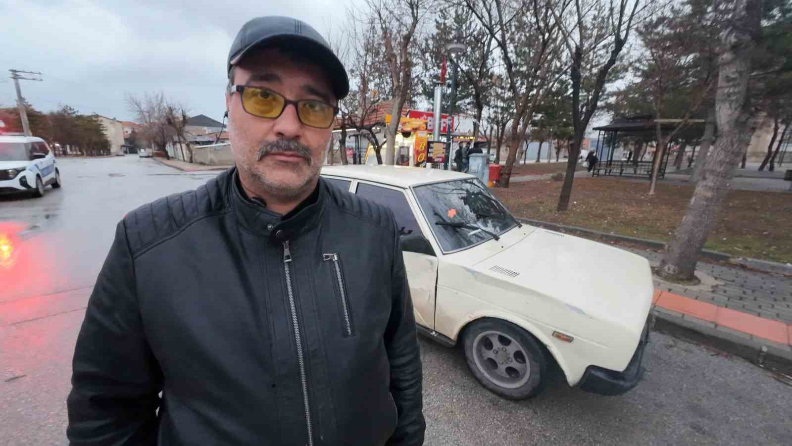Karaman&rsquo;da bir s&uuml;r&uuml;c&uuml;n&uuml;n park halindeki otomobile aracıyla &ccedil;arparak ka&ccedil;tığı anlar kameraya yansıdı
