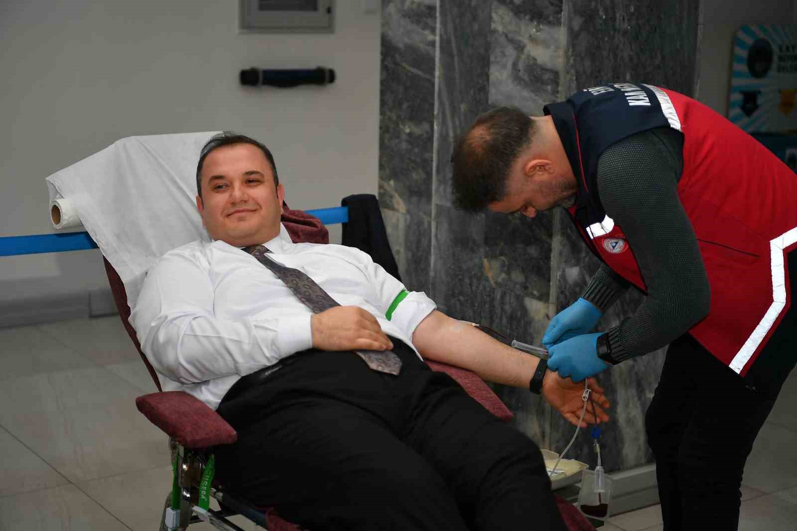 Büyükşehir ve ERÜ iş birliğinde düzenlenen kan bağışı kampanyasına belediye personelinden destek