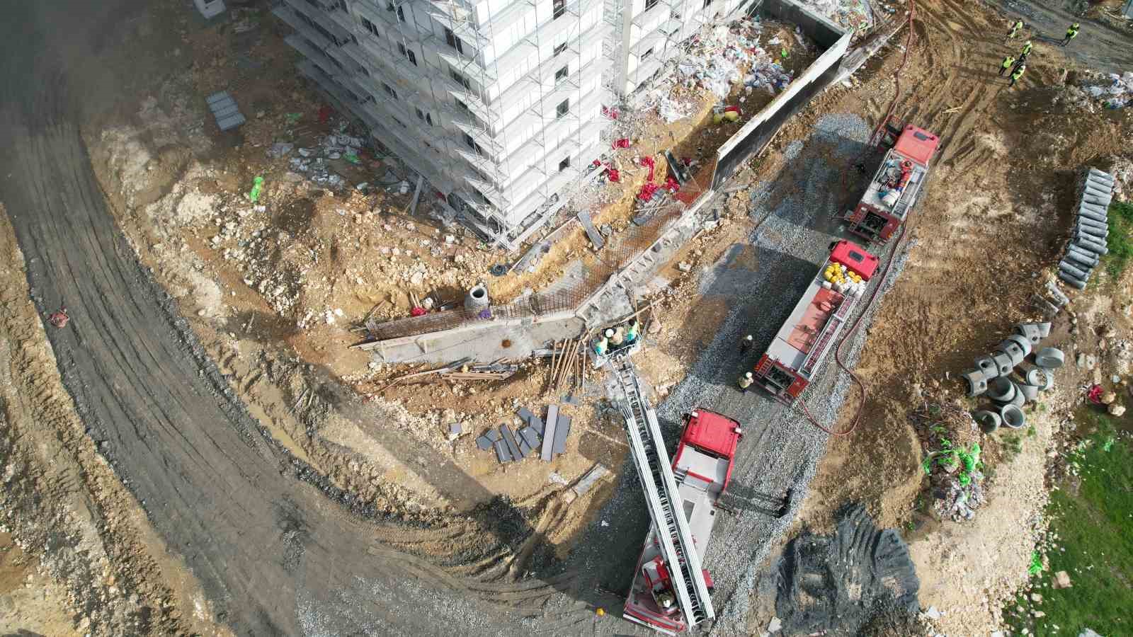Başakşehir&rsquo;de şantiyede korkutan yangın: İş&ccedil;iler &ccedil;atıya sığındı
