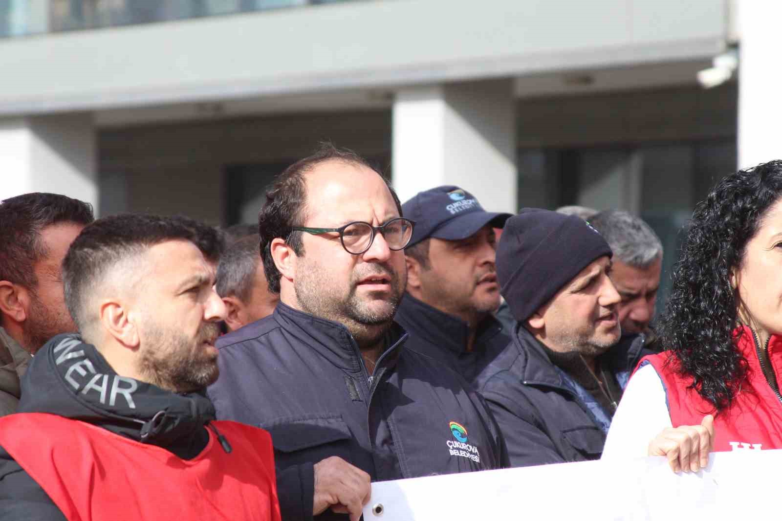 &Ccedil;ukurova Belediyesi&rsquo;nde kriz: İş&ccedil;iler alacakları i&ccedil;in eylem yaptı
