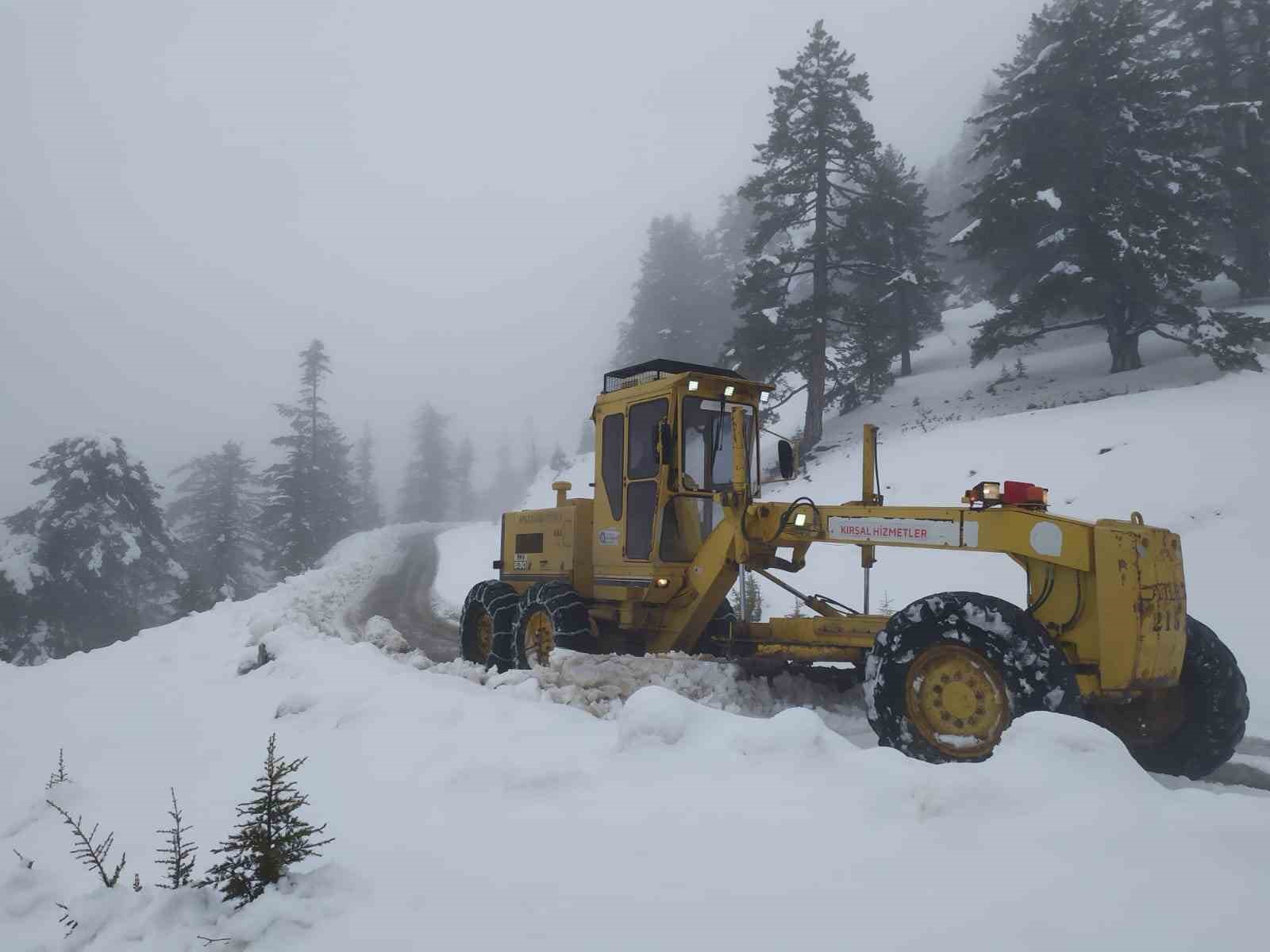 Antalya&rsquo;da karla m&uuml;cadele: Y&uuml;ksek kesimlerde mahsur kalan ara&ccedil;lar kurtarıldı
