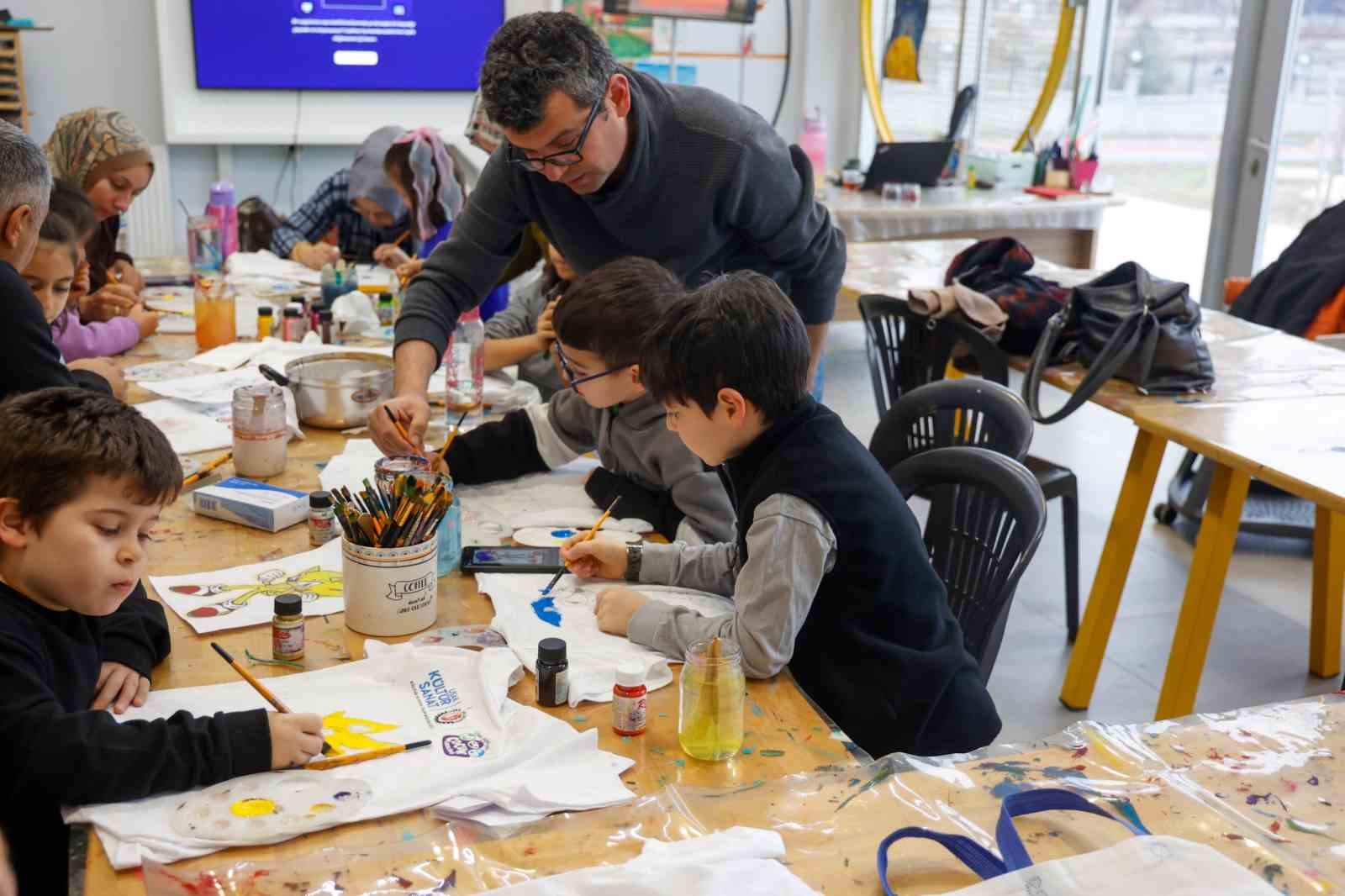 Uşak Belediyesi s&ouml;mestr tatilinde &ccedil;ocukları &ccedil;eşitli etkinliklerle yalnız bırakmadı
