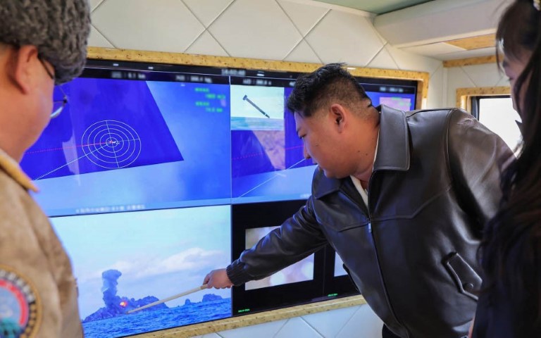 Kuzey Kore b&uuml;y&uuml;k kalibreli &ccedil;oklu roketatar sistemini test etti