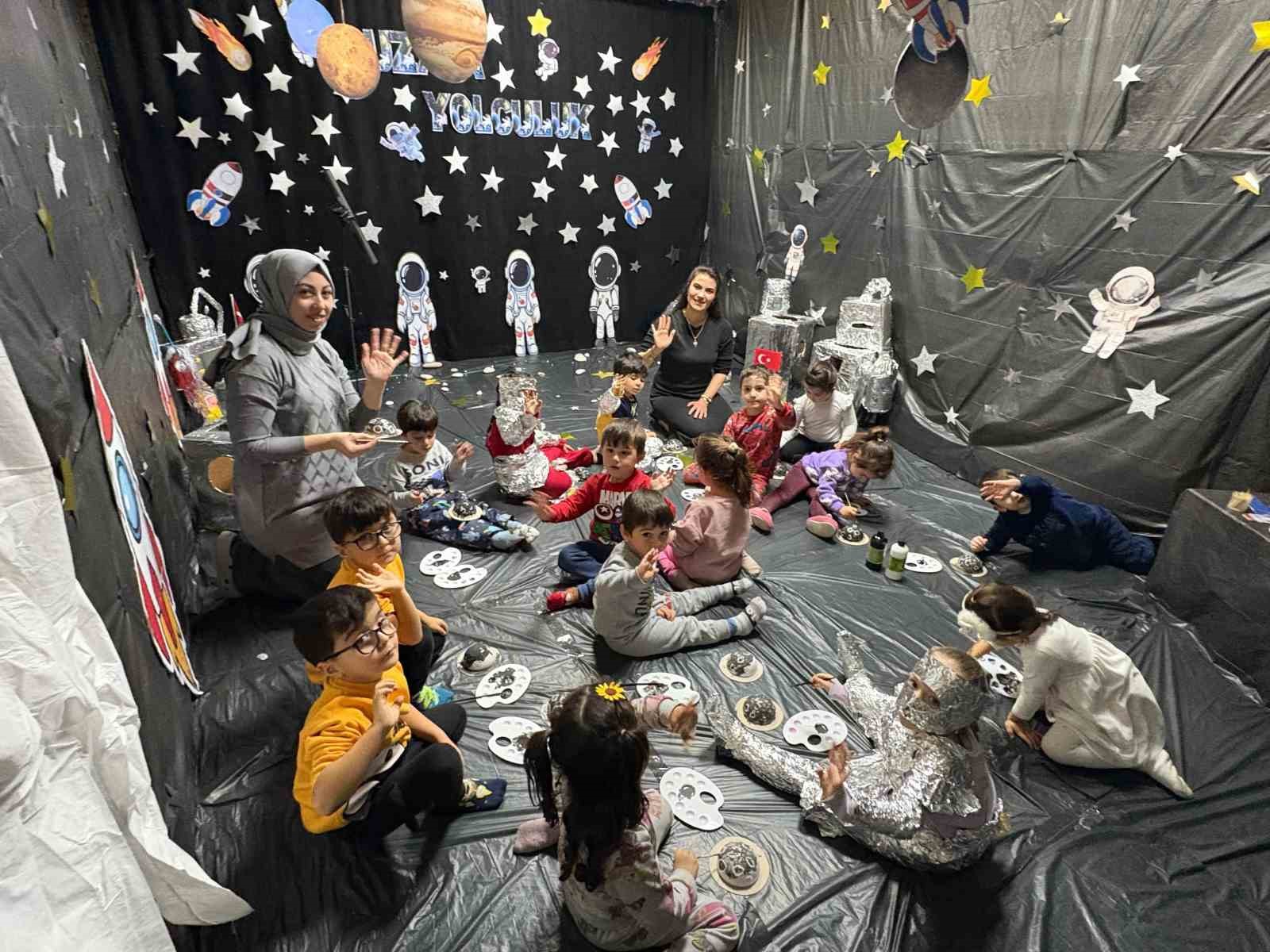 Bebek K&uuml;t&uuml;phanesi&rsquo;nde &ccedil;ocuklar uzayla tanıştı
