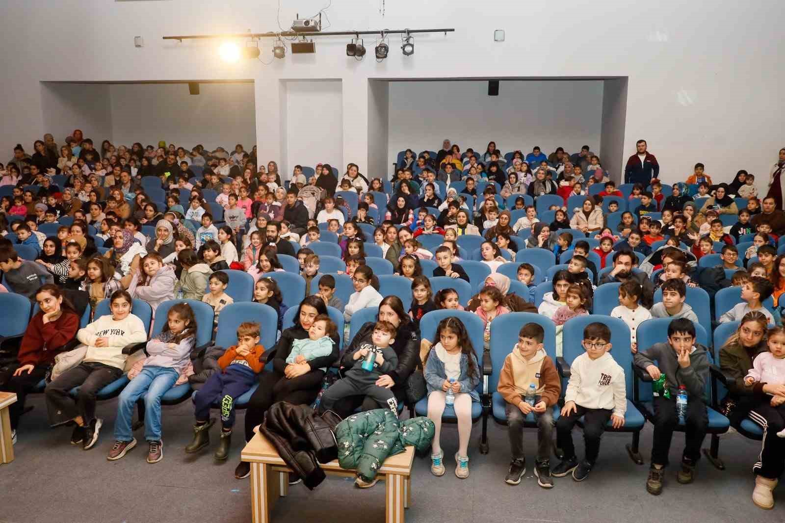 K&ouml;rfez&rsquo;de minik &ouml;ğrenciler "Haylaz Tavşan" oyunuyla eğlendi
