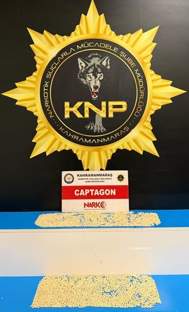 Binlerce uyuşturucu hap ele ge&ccedil;irildi: 3 kişi tutuklandı
