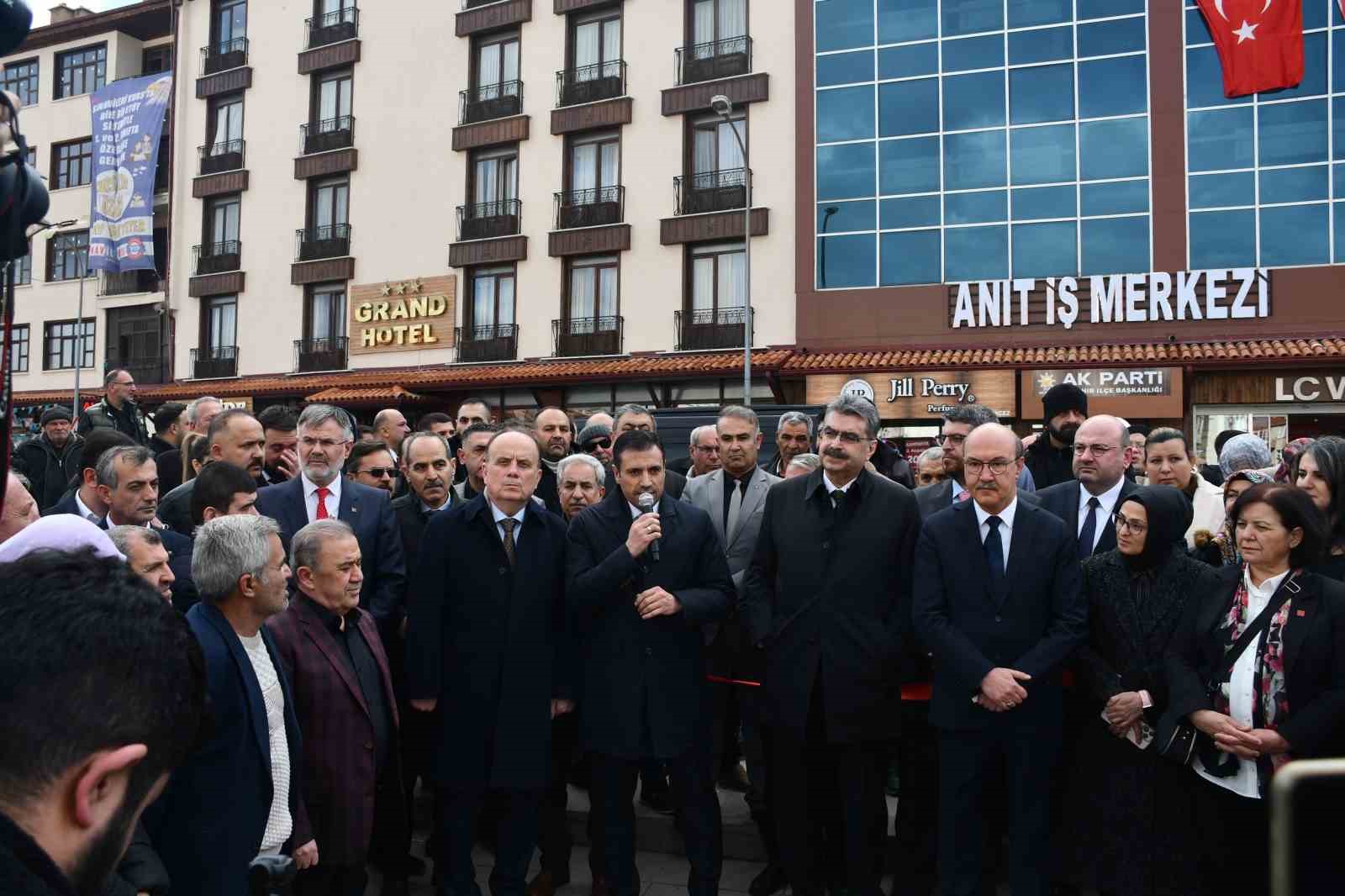 AK Parti Akşehir İl&ccedil;e Başkanlığı yeni binasında

