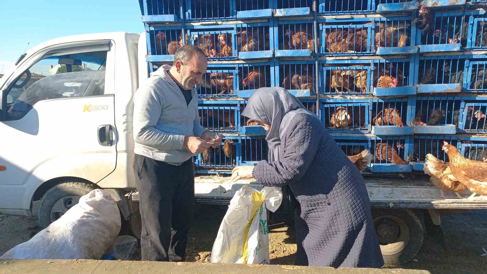 K&ouml;y k&ouml;y gezerek canlı tavuk satıyor
