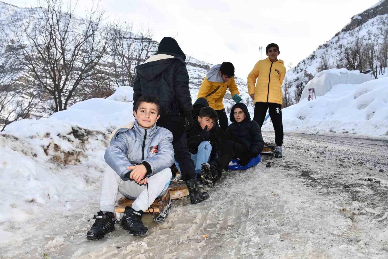 &Ccedil;ocukların kızaklarla kar keyfi
