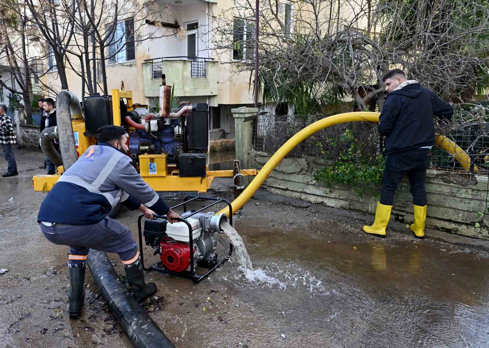 Başkan Uysal: "Yoğun yağış bazı teknik aksaklıklarla birleşince sel ve su baskınlarına neden oldu"
