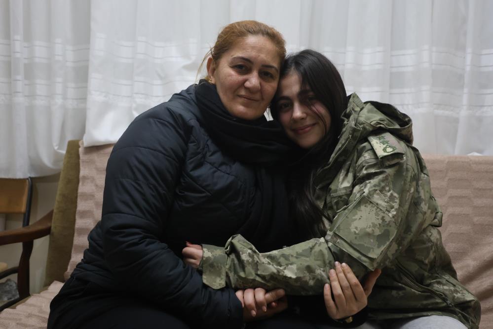 Depremde annesini ve ağabeyini enkazdan kurtaran askerin &uuml;ş&uuml;mesin diye kendisine verdiği montu geri