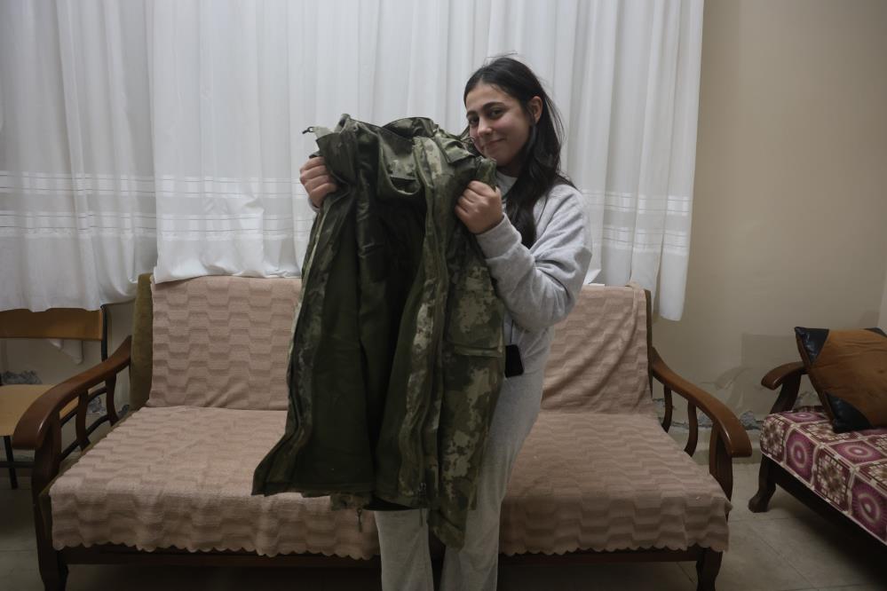 Depremde annesini ve ağabeyini enkazdan kurtaran askerin &uuml;ş&uuml;mesin diye kendisine verdiği montu geri