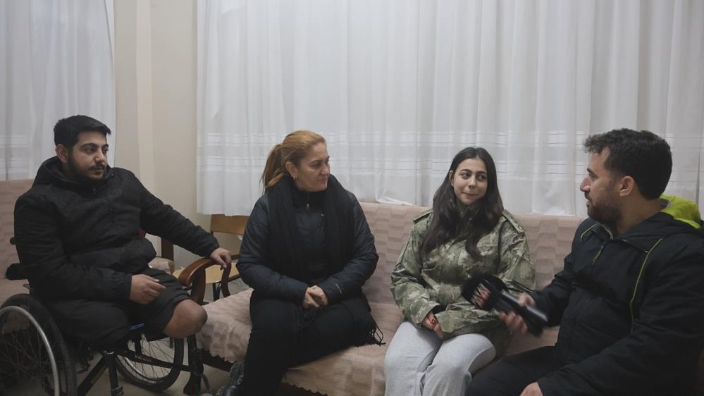 Depremde annesini ve ağabeyini enkazdan kurtaran askerin &uuml;ş&uuml;mesin diye kendisine verdiği montu geri