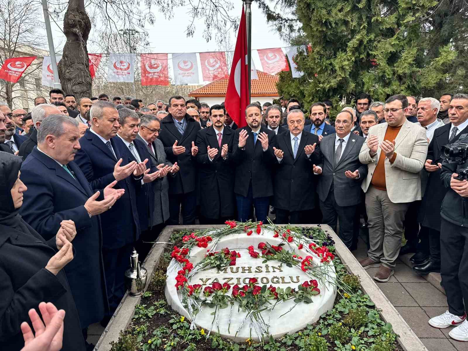 BBP&rsquo;nin 33&rsquo;&uuml;nc&uuml; kuruluş yıl d&ouml;n&uuml;m&uuml;nde Muhsin Yazıcıoğlu kabri başında anıldı
